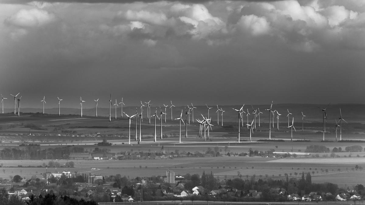 Větrná farma blízko Dardesheimu ve východním Německu (zdroj PtrQs/wikipedia).