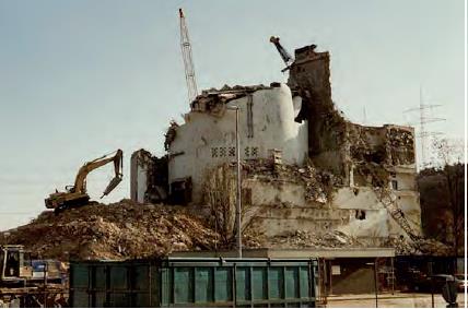 Demolice budovy jaderné elektrárny Niederaichbach (zdroj B. Brendebach et all: Decommissioning of Nuclear Facilities, GRS, 2017).