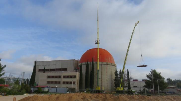 Rozebírání kontejnmentu jaderné elektrárny Zorita ve Španělsku, odebírání vrchlíku jeho kopule (zdroj Enresa).