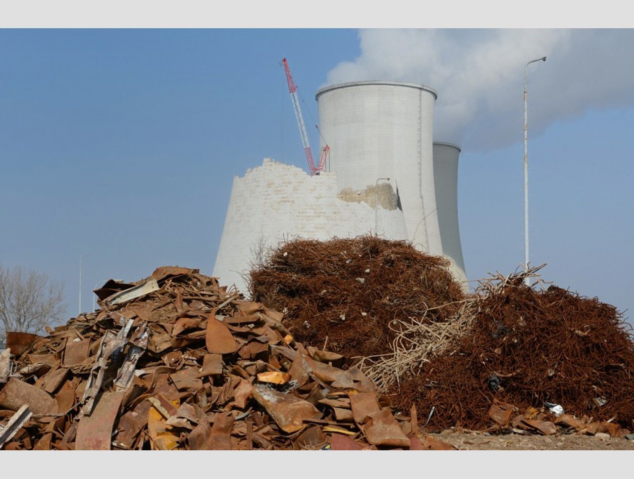 Bourání chladících věží elektrárny Jaslovské Bohunice V1 a třídění železného odpadu (zdroj JAVYS)