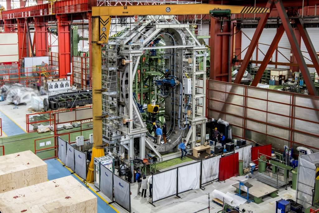 Komponenty jsou na místě, budova stojí a zařízení ITER se začne skládat dohromady (zdroj ITER)