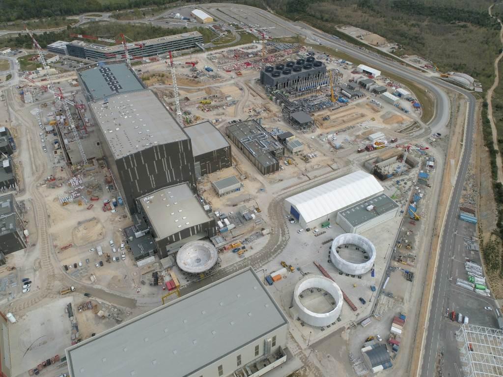Pohled na areál s dokončenou budovou tokamaku ITER (zdroj ITER)