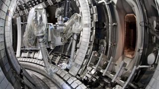 Vnitřní stěny vakuové komory a divertor tokamaku JET se rekonstruovaly do podoby budoucího vybavení tokamaku ITER (zdroj ITER).