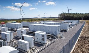 Větrná elektrárna s bateriovým úložištěm. Zdroj: Vattenfall