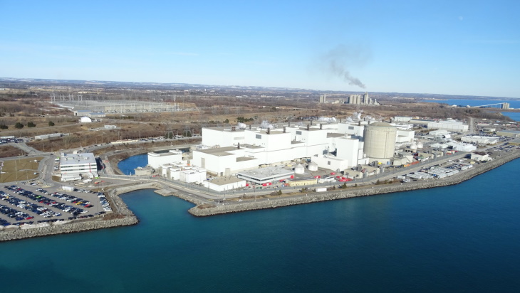 Komplex jaderné elektrárny Darlington se 4 těžkovodními reaktory CANDU
