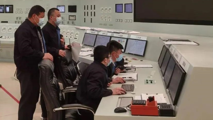 Pracovníci ve velínu reaktoru CEFR