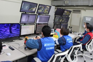 Práce na přesunu palivových souborů z bazénu třetího bloku probíhaly na dálku (zdroj TEPCO).