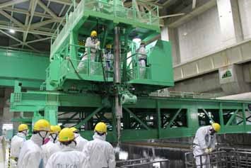 Práce při přepravě palivových souborů z bazénu třetího bloku (zdroj TEPCO). 