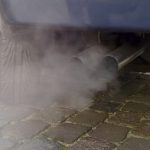 Emise z výfuku automobilu