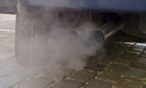 Emise z výfuku automobilu