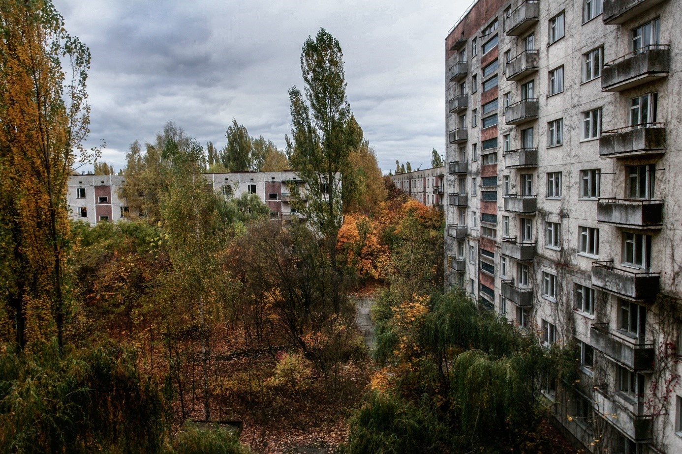 Město Pripjať zarůstá zelení, bude třeba řešit problémy se statikou chátrajících budov (foto Václav Vašků – další využití jen se svolením fotografa)
