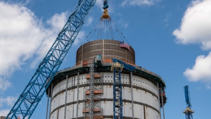 Umisťování závěrečného modulu na čtvrtém bloku jaderné elektrárny Vogtle