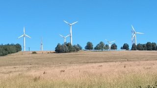 V Jizerkách zatím není větrných turbín příliš a jsou spíše menší, s narůstajícím počtem však bude odpor proti jejich další výstavbě narůstat. Pár větrníků je zajímavý pohled, pokud je však v turistické oblasti turbína všude, kam se podíváš, stává se to problémem. (Foto Vladimír Wagner).