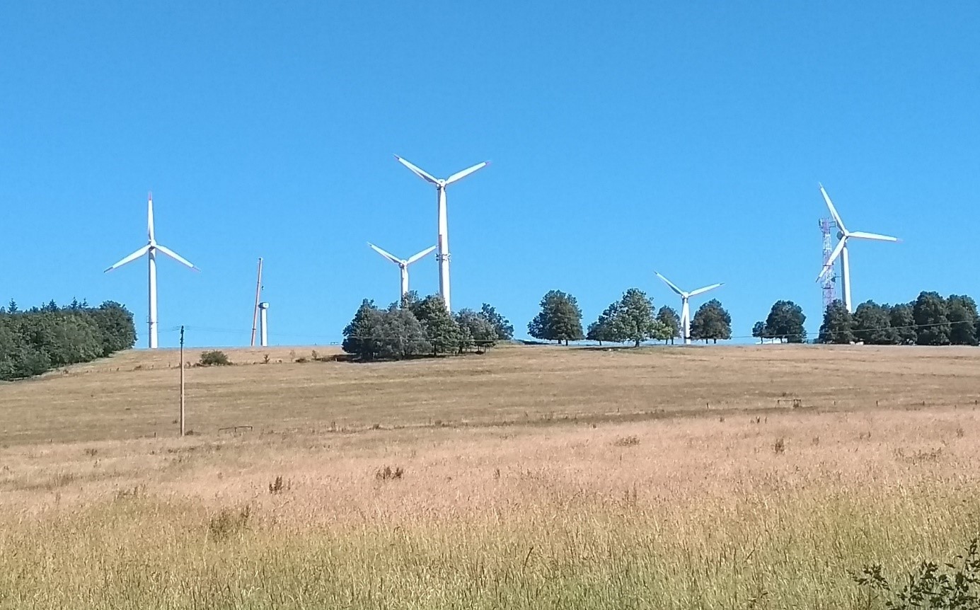 V Jizerkách zatím není větrných turbín příliš a jsou spíše menší, s narůstajícím počtem však bude odpor proti jejich další výstavbě narůstat. Pár větrníků je zajímavý pohled, pokud je však v turistické oblasti turbína všude, kam se podíváš, stává se to problémem. (Foto Vladimír Wagner).