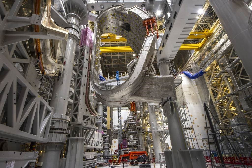 U tokamaku ITER už dochází k instalaci samotného jeho zařízení (zdroj ITER).