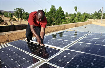 Údržba solárních panelů. Zdroj: un.org