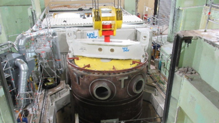 Zvedání a přeprava tlakové reaktorové nádoby na prvním bloku jaderné elektrárně Neckarwestheim