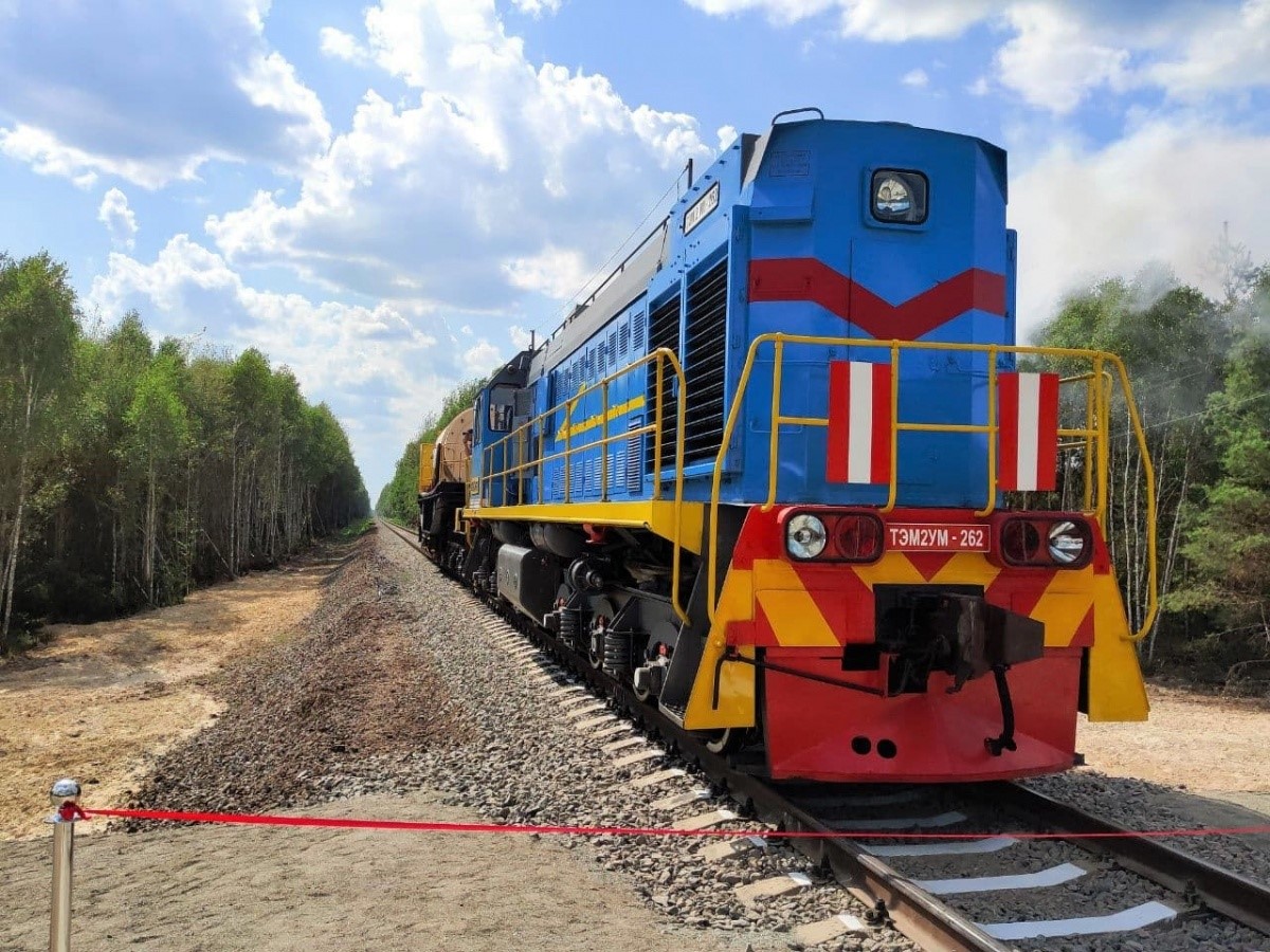 První testovací jízda speciálního vlaku po novém úseku trati, která umožňuje dopravovat vyhořelé palivové soubory do nového suchého úložiště v Černobylské zóně (zdroj Energoatom).