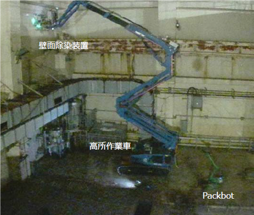 Dekontaminační práce na patře s bazénem vyhořelého paliva u druhého bloku (zdroj TEPCO).