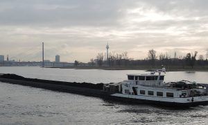 Přeprava uhlí na řece Rýn