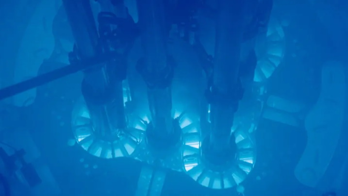 Čerenkovovo záření v reaktoru ATR, ve kterém bude probíhat ozařování testovacích vzorků paliva Lightbridge