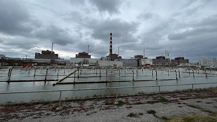 Voda z Dněpru je klíčová pro chlazení Záporožské jaderné elektrárny, využívá k tomu i nádrž v areálu elektrárny