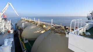 LNG tanker v pstavu.