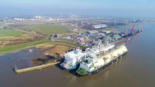 LNG tanker v přístavu.