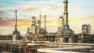 Leteck� pohled na rafinerii ADNOC Refining v Ruwais ukazuj�c� pr�myslov� komplex