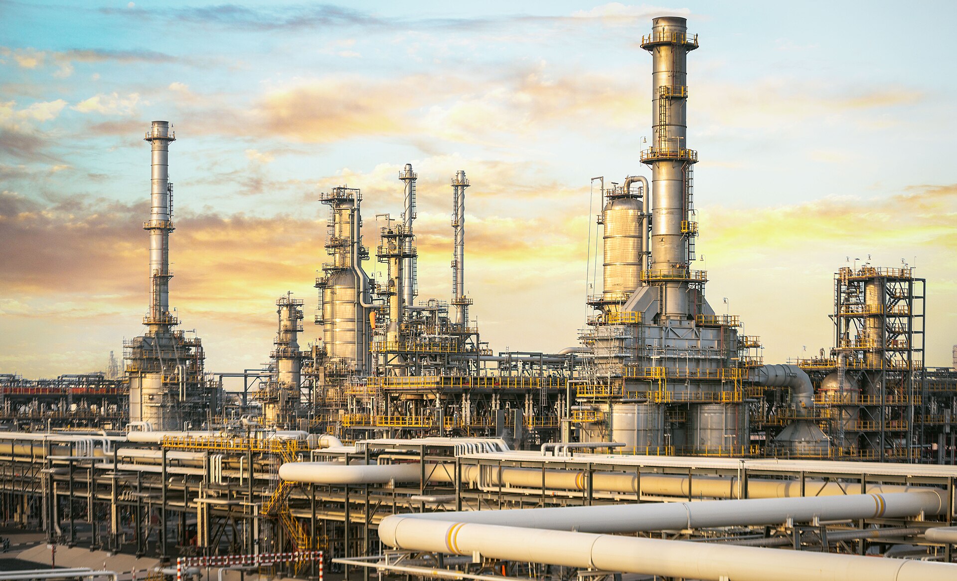 Letecký pohled na rafinerii ADNOC Refining v Ruwais ukazující průmyslový komplex