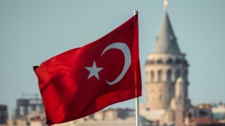 Vlajka Turecka vlaj�c� p�ed budovou v Istanbulu.