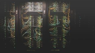 Ilustrace kabel�e v datacentru