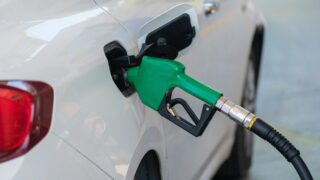 Obr�zek zobrazuj�c� tankov�n� paliva na �erpac� stanici